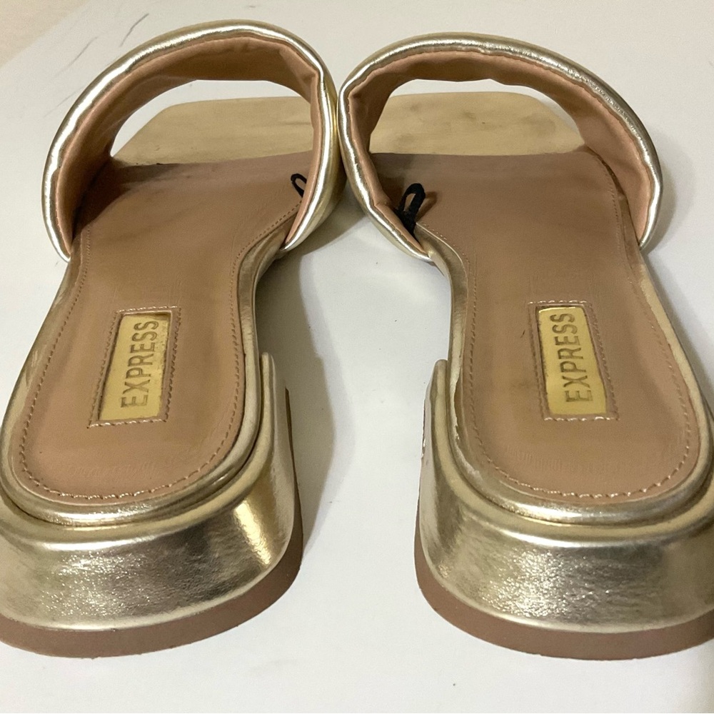 EXPRESS Metallic Gold Thick Strap Flat Sandals 8 - Picture 10 of 11